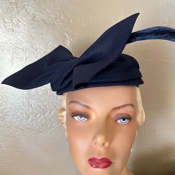 SOPHISTICATED 1950's NAVY FELT  HAT + VERY LONG FEATHER, OPEN CROWN & BOW - Picture 10 of 15